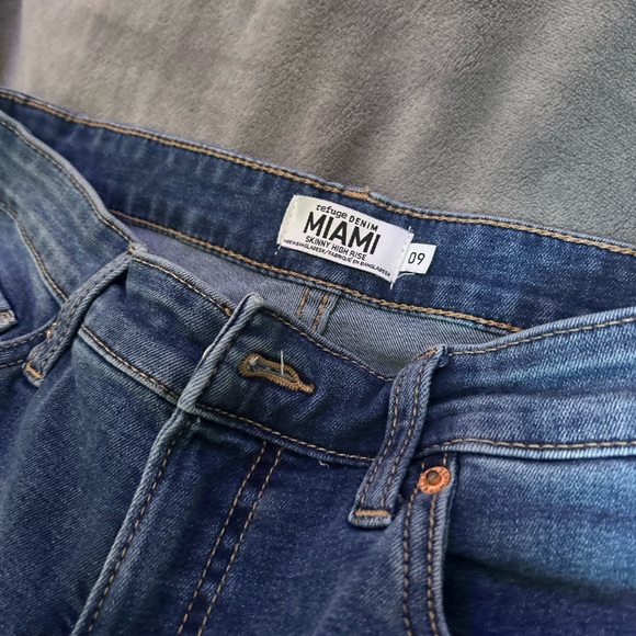 Skinny high rise jeans bought while I was pregnant don’t fit anymore - Picture 3 of 3